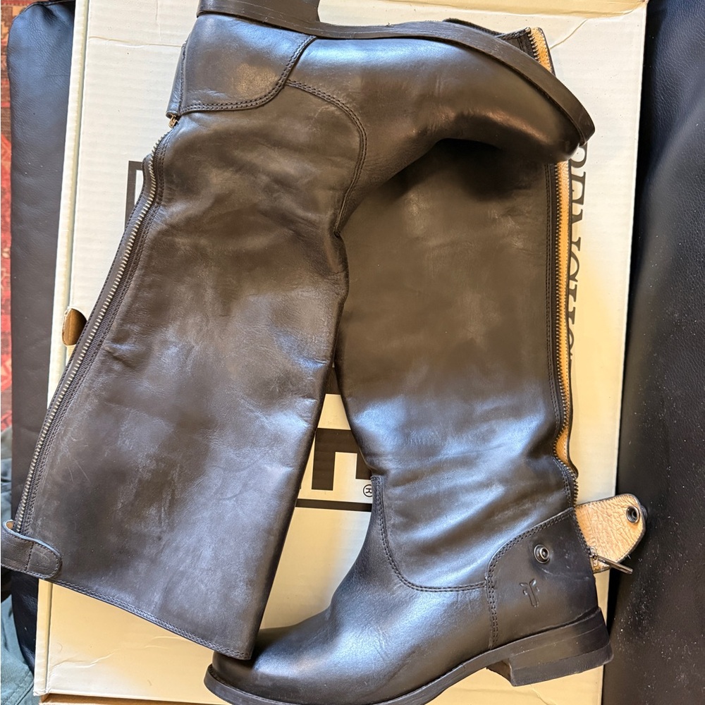 MELISSA BUTTON BACK ZIP - FRYE